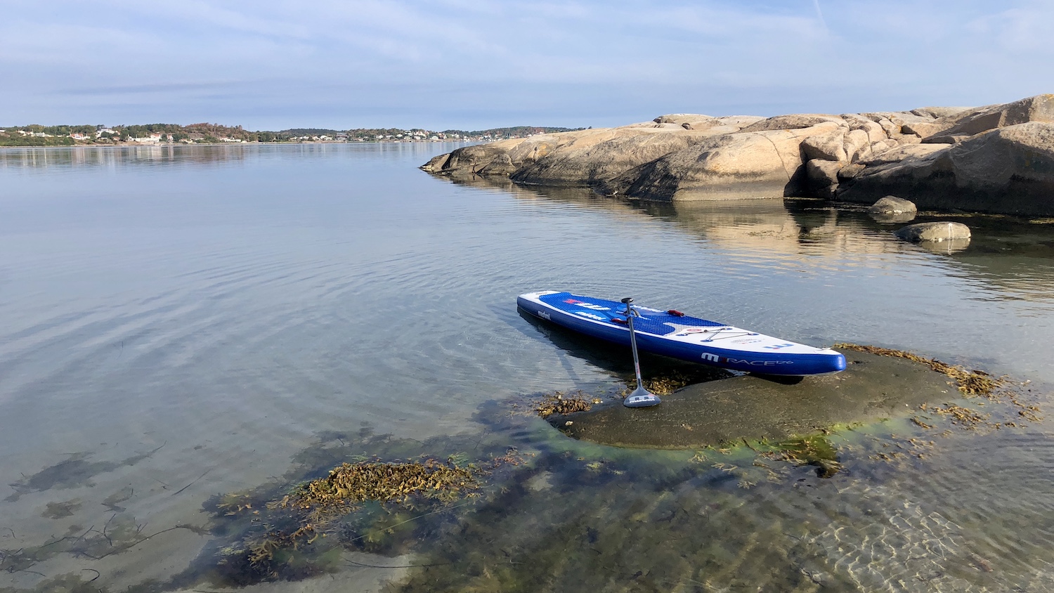 SUP paddling ut till Ramnö, ca 1 sjömil till Gottskär i bakgrunden
