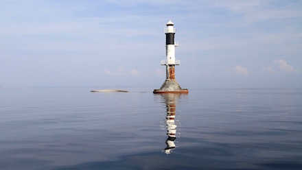 En liten ö har skapats och havet ligger helt stilla vid Lilleland