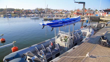 SUP-brädor lastade på RIB för utflykt