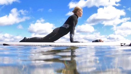Yoga på sup-bräda är extra hälsosamt och skönt