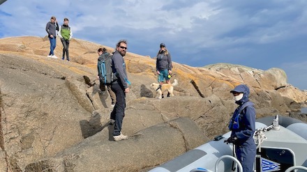 Gäster påbörjar hike efter en kort RIB-tur